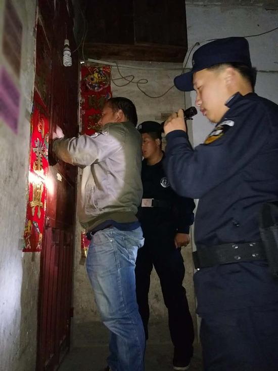 鲁础营乡粗心妈妈误将幼女锁家中 
