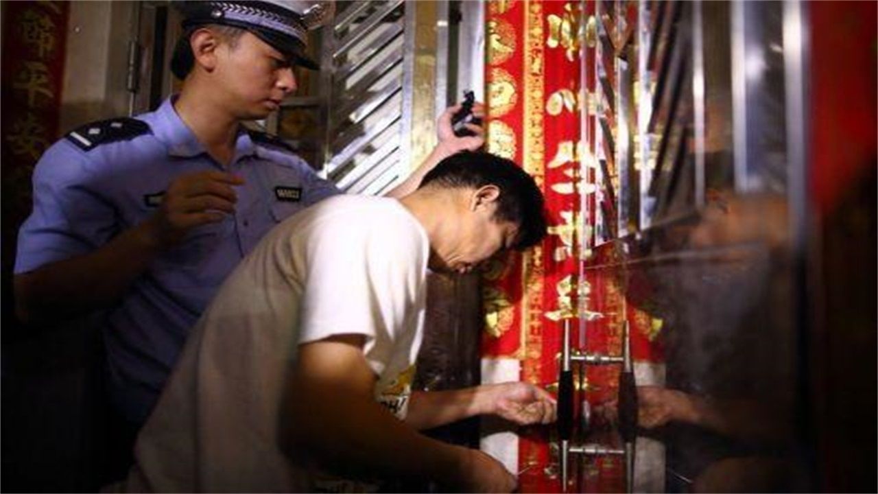 鲁础营乡请开锁师傅开了锁后，师傅